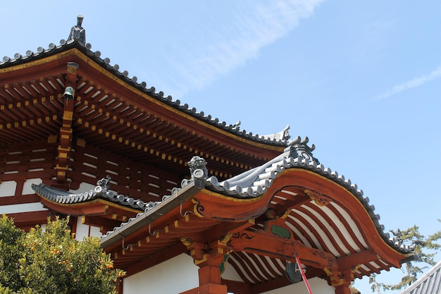 un bâtiment avec un toit rouge