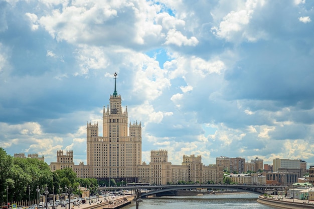Bâtiment de la tour sur le remblai Kotelnicheskaya à Moscou