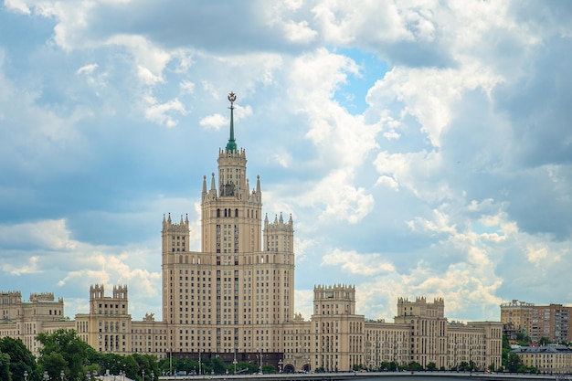 Bâtiment de la tour sur le remblai Kotelnicheskaya à Moscou