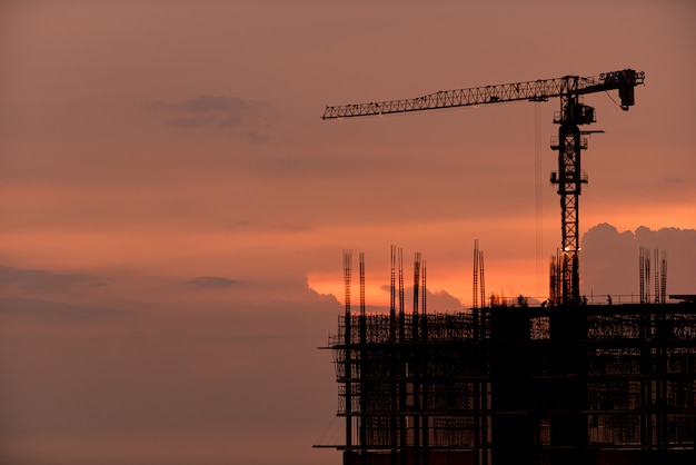 bâtiment, travailleur, fers de construction pour le bâtiment, le béton et l'équipement