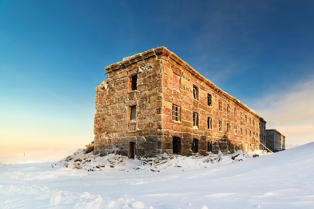 Bâtiment de trois étages abandonné