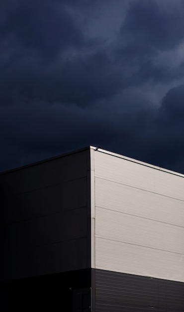 Bâtiment d'usine moderne. entrepôt contre un ciel gris