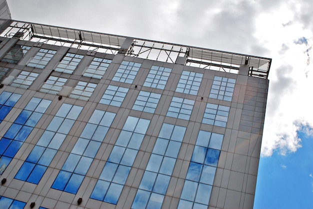 Bâtiment en verre avec façade transparente du bâtiment et ciel bleu Mur en verre structurel