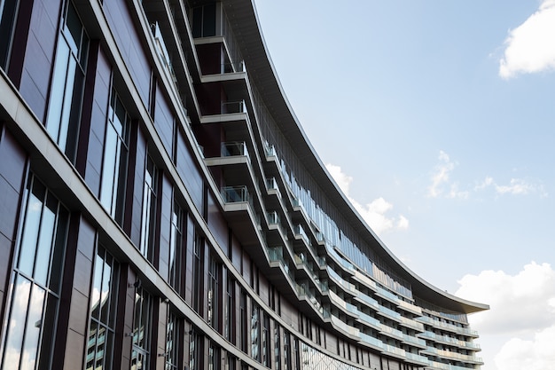 bâtiment en verre moderne contre ciel clair