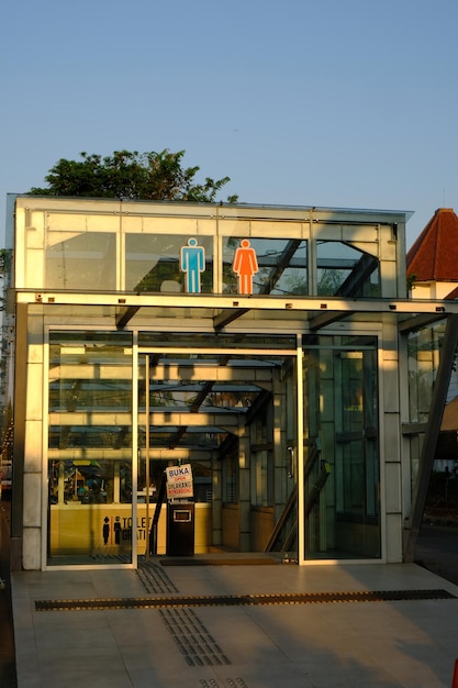 Un bâtiment en verre avec une pancarte qui dit "pas de parking" dessus.