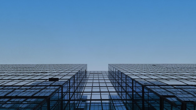 Bâtiment en verre sous le ciel bleu clair