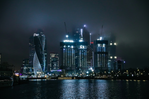 Bâtiment de la ville de Moscou à vue nocturne de la rivière de Moscou. Moscou, Russie.