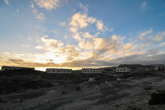 Bâtiments abandonnés d'une base militaire au coucher du soleil