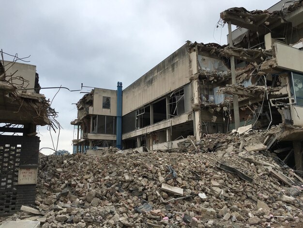 Des bâtiments abandonnés contre le ciel