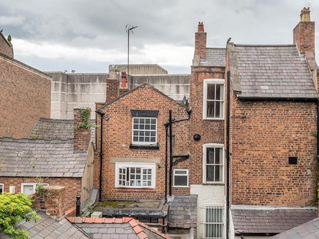 Bâtiments anciens et amphithéâtre de la ville de Chester en Angleterre sous un ciel nuageux