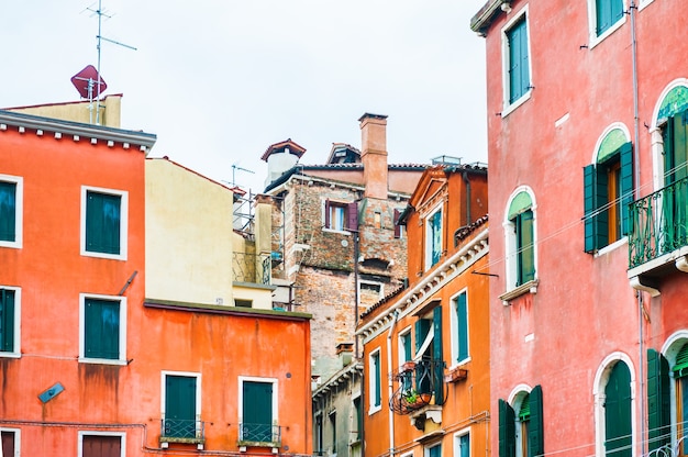 Bâtiments anciens colorés à Venise, Italie.