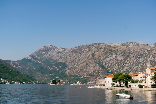 Bâtiments anciens sur la côte de perast sur fond de montagnes monténégro