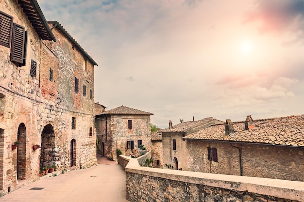 Bâtiments anciens dans la ville médiévale de San Gimignano, Italie