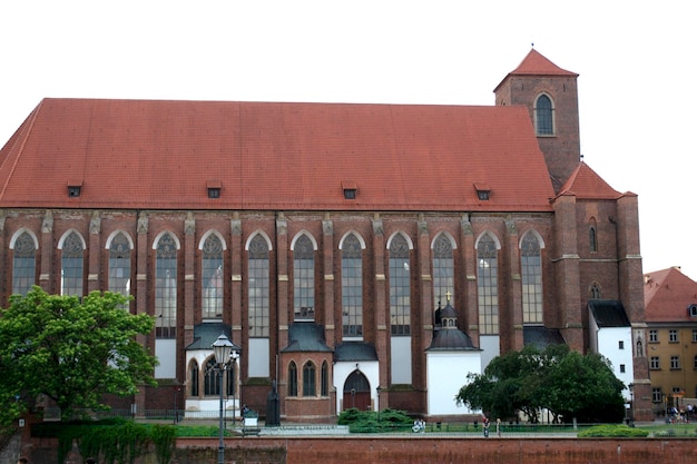 Photo des bâtiments anciens sur ostrow tumski pendant la journée à wroclaw.