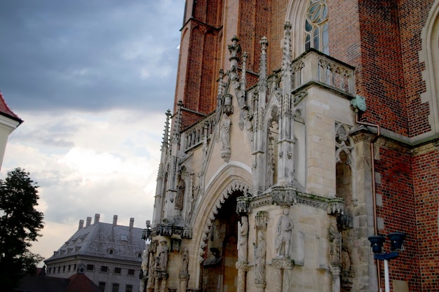 Photo des bâtiments anciens sur ostrow tumski pendant la journée à wroclaw