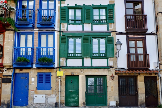 Des bâtiments animés avec des fenêtres et des balcons de différentes couleurs du centre-ville de Hondarribia Pays Basque Espagne