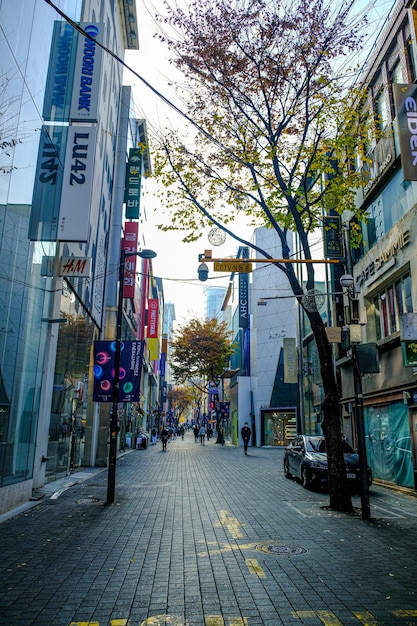 Photo les bâtiments d'architecture et la rue de myeongdong à séoul, en corée du sud