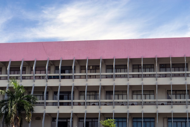 Bâtiments et architecture et toit rose avec un ciel bleu en Thaïlande.