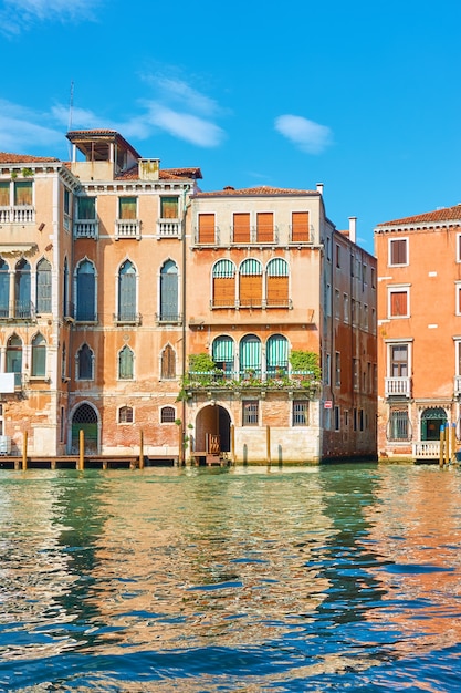 Bâtiments au bord de l'eau sur le Grand Canal à Venise le jour d'été ensoleillé, Italie