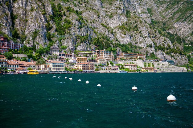 Les bâtiments au bord de l'eau de Limone sul Garda - une petite ville sur le lac de Garde, Italie