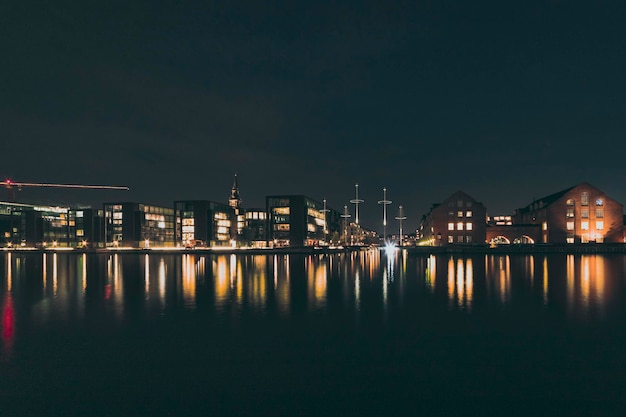 Bâtiments au bord de l'eau la nuit