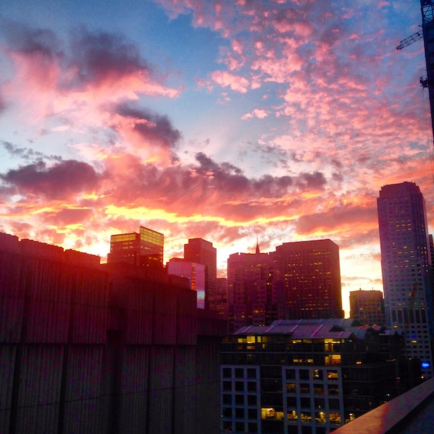 Photo les bâtiments au coucher du soleil