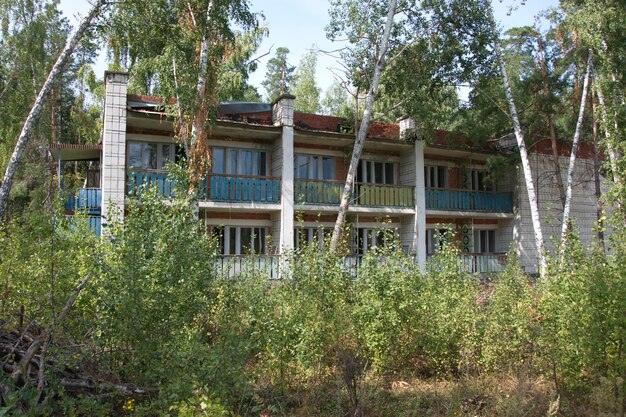 Bâtiments En Brique Détruits Sur Le Territoire D'un Ancien Camp D'enfants Dans La Forêt D'été Oulianovsk