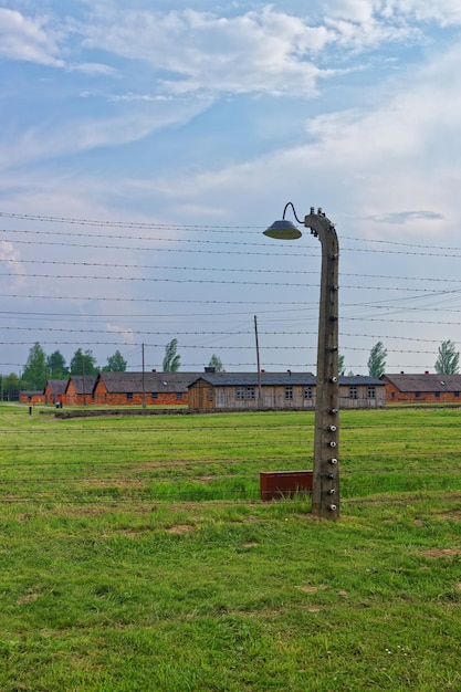 Bâtiments de caserne et barbelés au camp de concentration d'Auschwitz Birkenau, Pologne