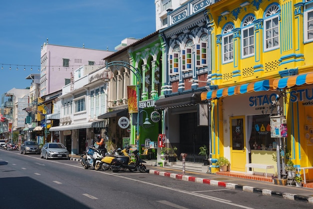 Des bâtiments chinois et portugais colorés sur une rue de Phuket, en Thaïlande