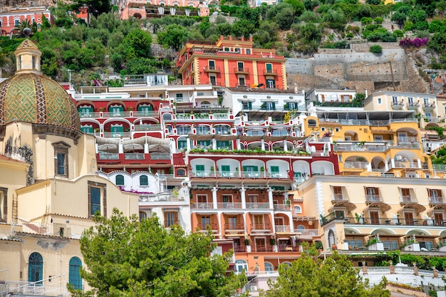 Bâtiments colorés au village côtier d'Amalfi en Italie