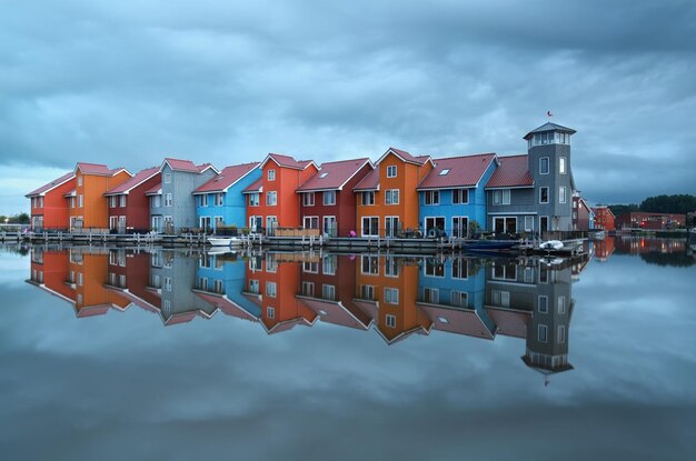 des bâtiments colorés sur l'eau