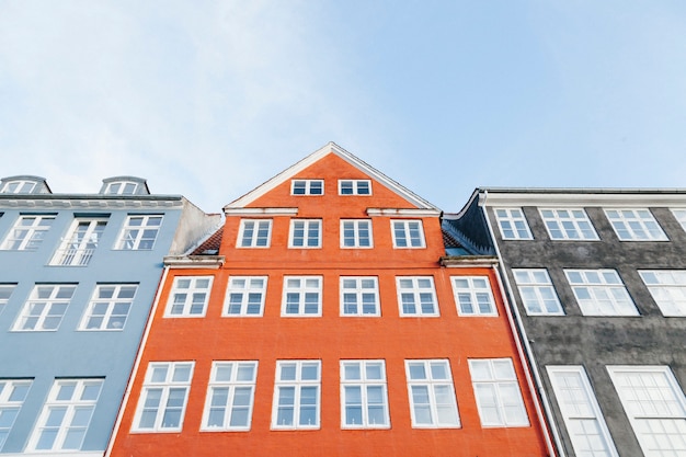 Bâtiments colorés avec des fenêtres blanches