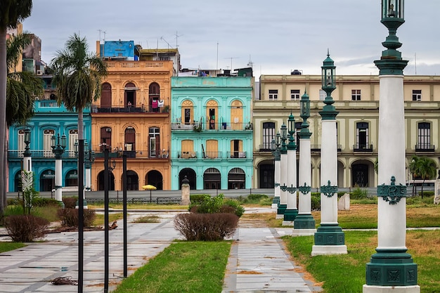 Bâtiments colorés sur le Paseo del Prado au centre de La Havane Cuba