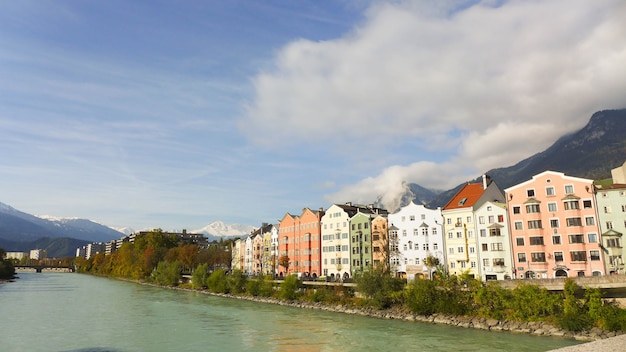 Bâtiments colorés près de la rivière sur le ciel bleu avec des nuages