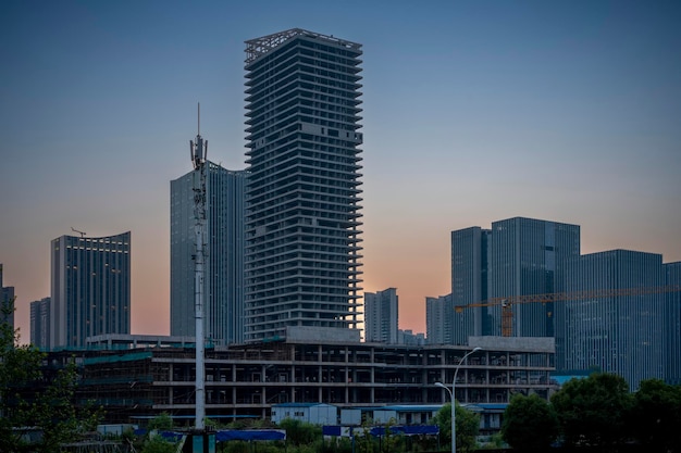 Bâtiments commerciaux de la ville moderne en construction le soir