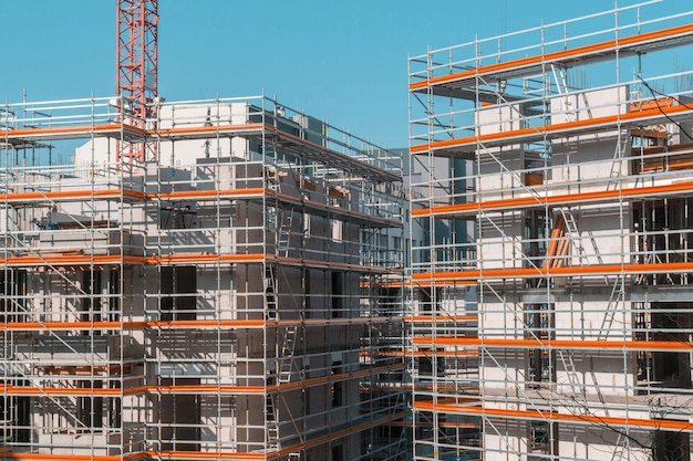 Des bâtiments en construction contre un ciel dégagé