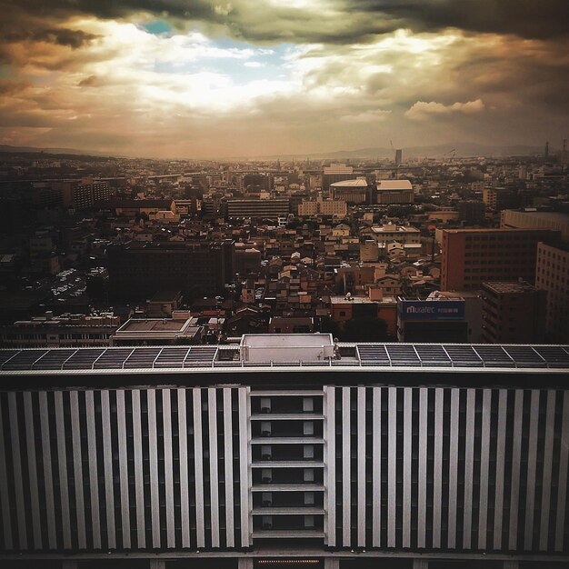 Photo des bâtiments contre un ciel nuageux