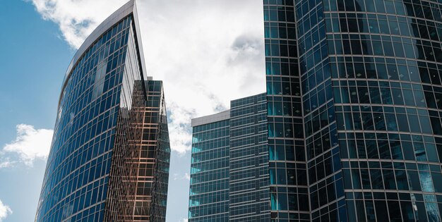 Bâtiments corporatifs modernes contre le ciel de nuage bleu