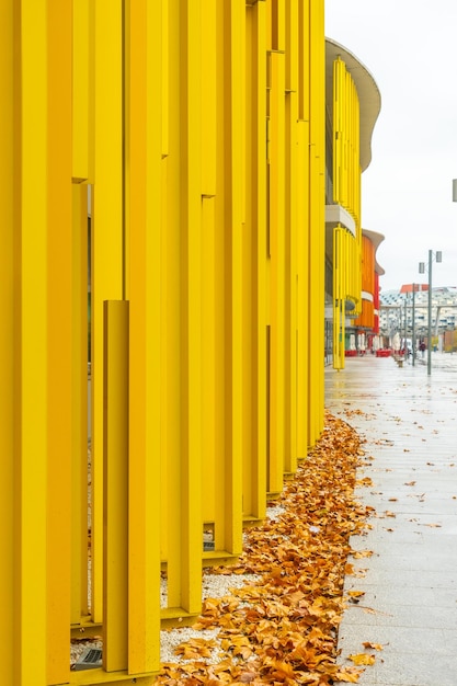 Bâtiments de couleurs rouge, orange et jaune des bâtiments de l'Exposition internationale de la ville de Saragosse, expo 2008, à côté de l'Èbre en Aragon. Espagne