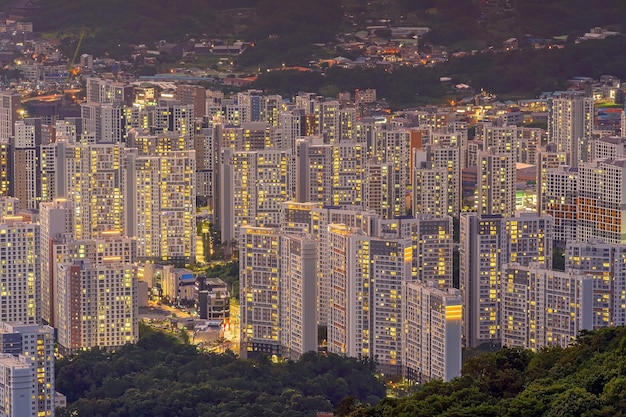 Bâtiments dans le paysage urbain de Séoul en Corée du Sud la nuit