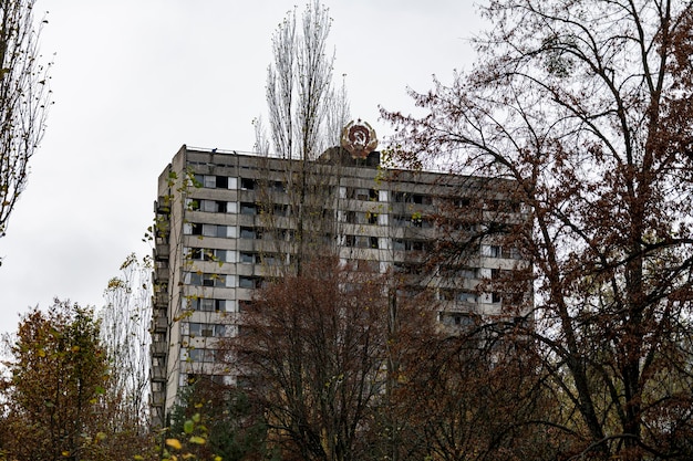 Bâtiments en décomposition abandonnés de l'ère soviétique dans la zone d'exclusion de Tchernobyl zone de rayonnement