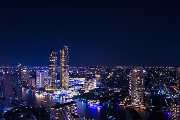 Bâtiments du centre-ville le long de la rivière Chao Phraya Bangkok la nuit le long de la rivière ont de nombreux hôtels