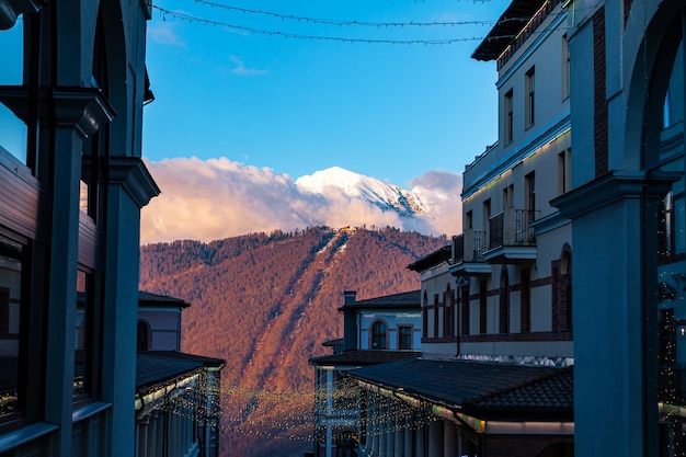 Les bâtiments du village avec une vue sur les hautes montagnes couvertes de neige