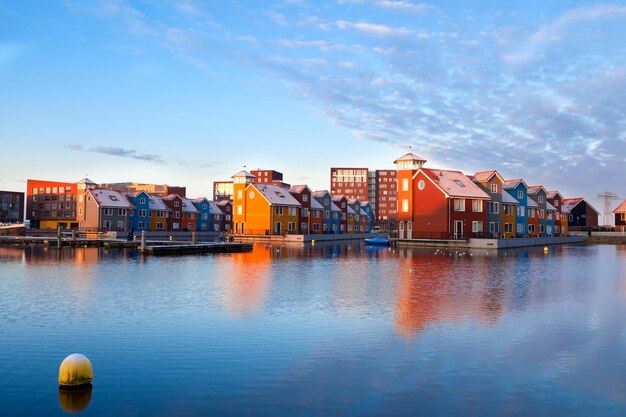 bâtiments sur l'eau à Reitdiephaven Groningen