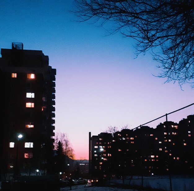 Des bâtiments éclairés contre le ciel la nuit