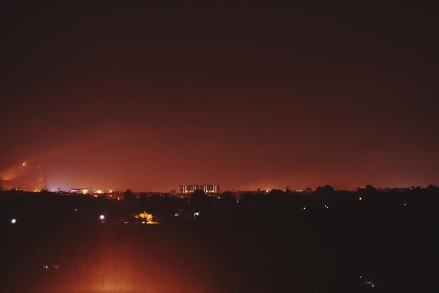 Des bâtiments éclairés contre le ciel la nuit