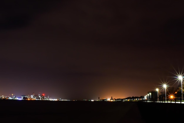 Des bâtiments éclairés contre le ciel la nuit