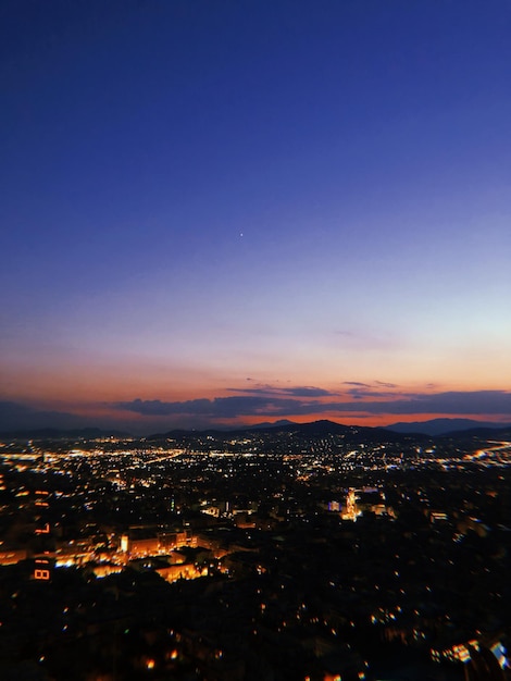 Photo bâtiments éclairés dans la ville contre le ciel la nuit