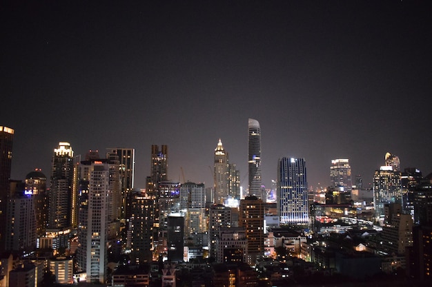 Photo bâtiments éclairés dans la ville la nuit