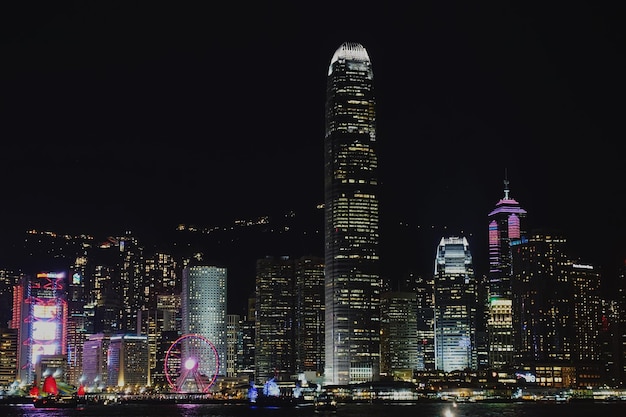 Bâtiments éclairés dans la ville la nuit